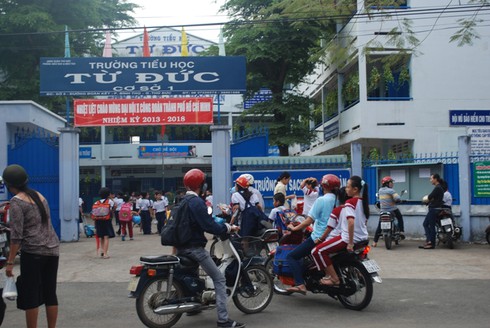 TP.HCM: Học sinh thiếu mũ bảo hiểm đếm không xuể - ảnh 3