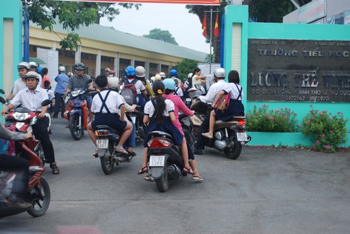 TP.HCM: Học sinh thiếu mũ bảo hiểm đếm không xuể - ảnh 4