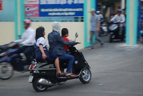 TP.HCM: Học sinh thiếu mũ bảo hiểm đếm không xuể - ảnh 5