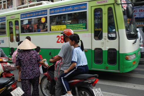 TP.HCM: Học sinh thiếu mũ bảo hiểm đếm không xuể - ảnh 6