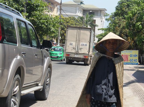 Nắng nóng gay gắt, người dân trở lại với mốt