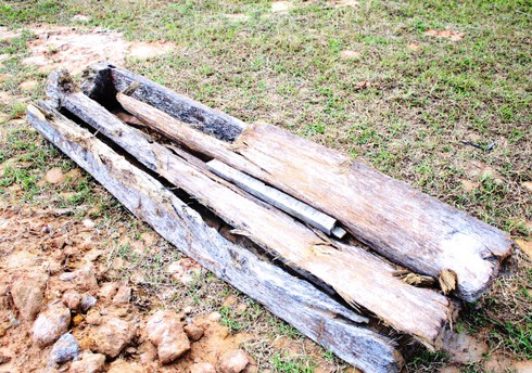 Phát hiện ngôi mộ cổ sâu 5m trên cánh đồng - ảnh 1