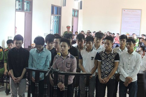 Xét xử 13 bị cáo về tội giết người - ảnh 1