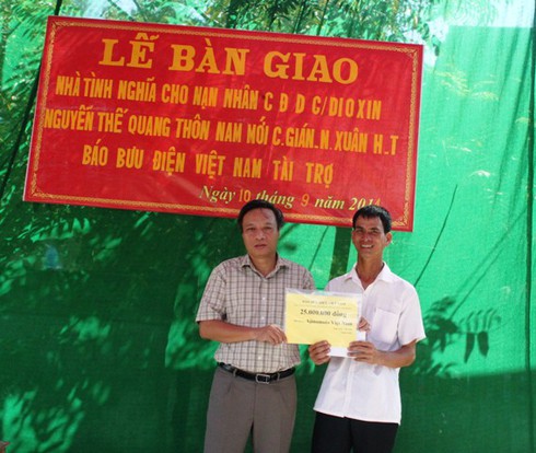 Báo Bưu Điện VN hỗ trợ tiền xây nhà cho 2 gia đình nạn nhân dioxin - ảnh 2