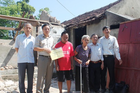 Báo Bưu Điện VN hỗ trợ tiền xây nhà cho 2 gia đình nạn nhân dioxin - ảnh 1