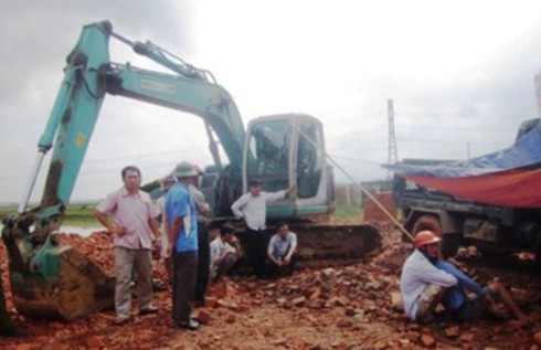 Tài xế tử vong khi nằm dưới thùng xe để sửa chữa - ảnh 1