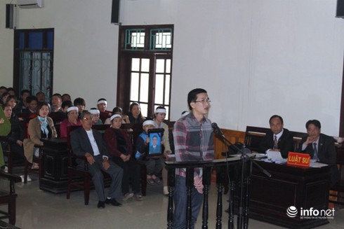 Gia đình bị hại bật khóc khi phiên tòa xử vụ giết người bị hoãn - ảnh 2