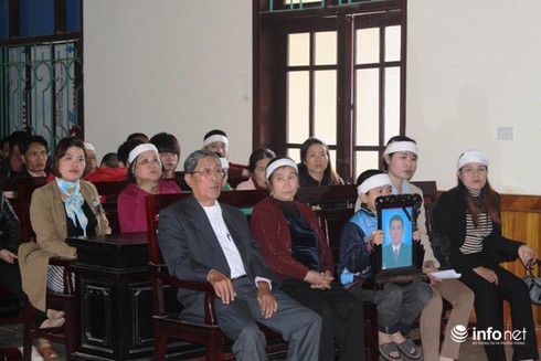 Gia đình bị hại bật khóc khi phiên tòa xử vụ giết người bị hoãn - ảnh 3