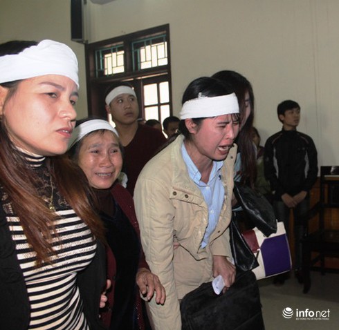 Gia đình bị hại bật khóc khi phiên tòa xử vụ giết người bị hoãn - ảnh 1