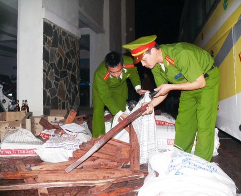 Bắt giữ xe khách chở gỗ quý, rượu ngoại lậu - ảnh 2