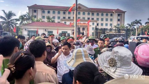 Hàng trăm tiểu thương kéo đến UBND Hà Tĩnh đòi gặp Bí thư Tỉnh ủy - ảnh 1