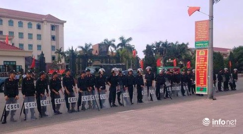 Hàng trăm tiểu thương kéo đến UBND Hà Tĩnh đòi gặp Bí thư Tỉnh ủy - ảnh 3