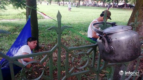 Hàng trăm tiểu thương kéo đến UBND Hà Tĩnh đòi gặp Bí thư Tỉnh ủy - ảnh 5