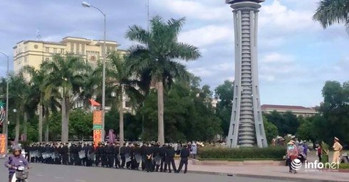 Hàng trăm tiểu thương kéo đến UBND Hà Tĩnh đòi gặp Bí thư Tỉnh ủy - ảnh 6