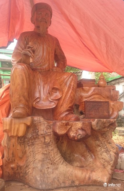 Hoàn thành tượng gỗ Nguyễn Du lớn nhất Việt Nam - ảnh 1