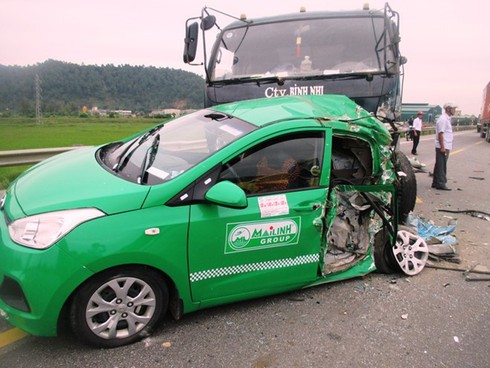 Xe tải tông đuôi taxi khiến 4 người trọng thương - ảnh 1