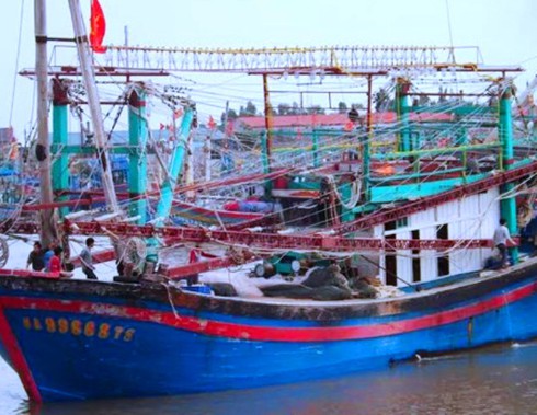 Sóng to hất xuống biển, một ngư dân Nghệ An tử vong - ảnh 1