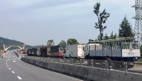 Hà Tĩnh: Hàng trăm người dân kéo ra quốc lộ 1A phản đối công an bắt người - ảnh 1