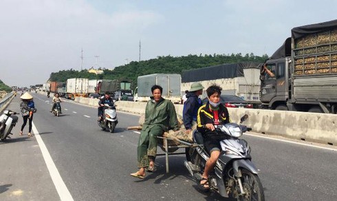 Hà Tĩnh: Hàng trăm người dân kéo ra quốc lộ 1A phản đối công an bắt người - ảnh 2