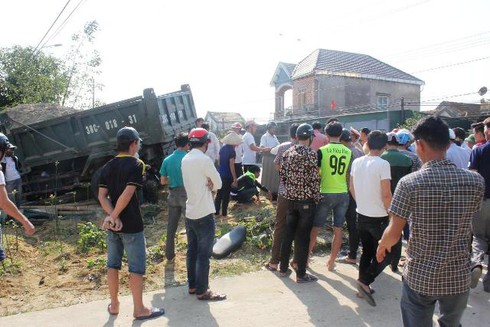 Hà Tĩnh: Xe chở cát cán chết người rồi bỏ trốn - ảnh 1