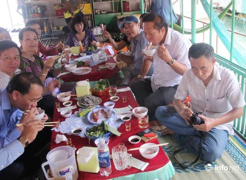 Bộ trưởng Trương Minh Tuấn thăm, động viên ngư dân Vũng Áng - ảnh 3