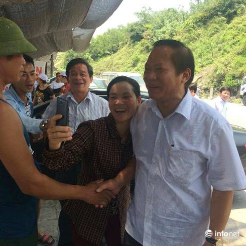 Bộ trưởng Trương Minh Tuấn thăm, động viên ngư dân Vũng Áng - ảnh 1