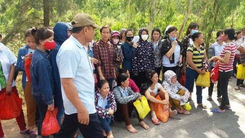 Công nhân không thuê trọ, người dân ra chặn đường - ảnh 2