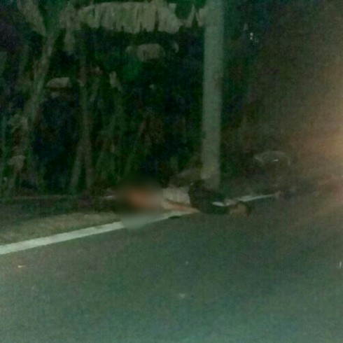 Đi xe máy đâm vào cột điện, hai thanh niên tử vong - ảnh 1