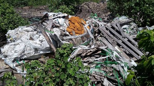 Hà Tĩnh: Lại phát hiện bãi rác khổng lồ trong trang trại - ảnh 1