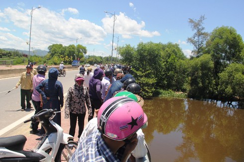 Đang câu cá thì phát hiện thi thể trôi dưới chân cầu - ảnh 1