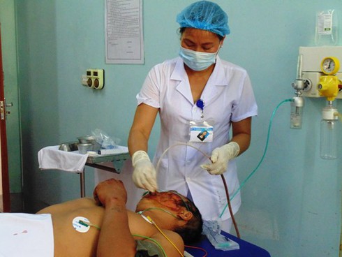 Phát hiện người đàn ông bất tỉnh trên vũng máu - ảnh 1