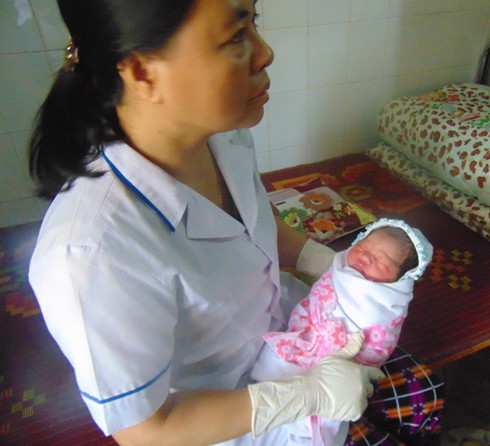 Bé sơ sinh bị bỏ rơi trước cửa chùa - ảnh 1