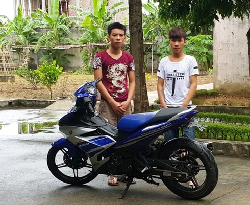 2 thanh niên chuyên cướp tài sản của phụ nữ đi một mình - ảnh 1