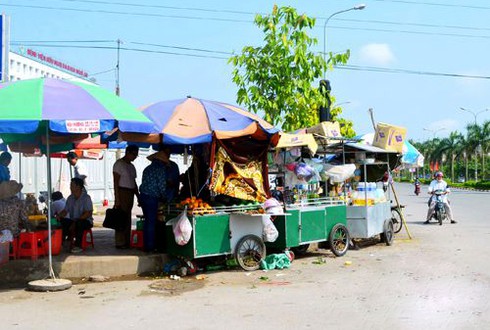Bắt quả tang đội phó trật tự đô thị nhận tiền bảo kê ... bán hàng rong - ảnh 1