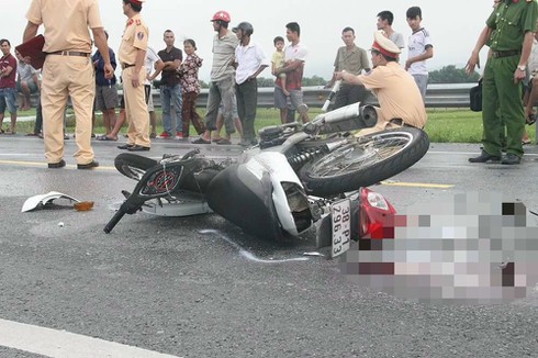 Hà Tĩnh: Xe máy chở 4 va chạm xe đông lạnh, 2 người tử vong - ảnh 1