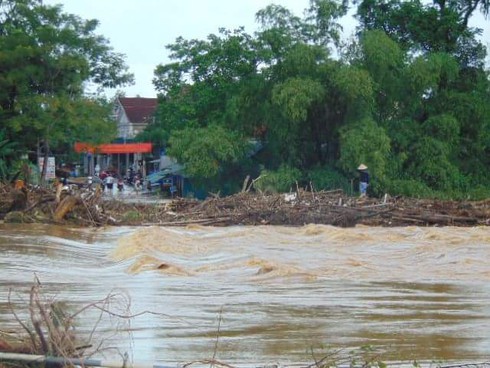 Hà Tĩnh: Lũ quét chia cắt nhiều đường liên xã, hàng chục trường phải nghỉ học - ảnh 1