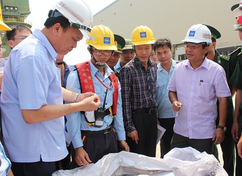 Cận cảnh lấy mẫu phân tích 168 tấn bột nhập khẩu của Formosa - ảnh 3
