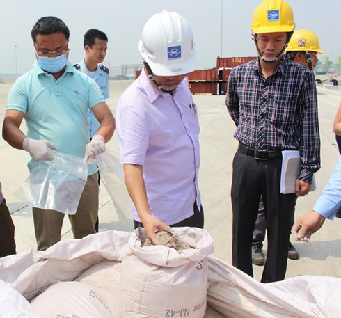 Cận cảnh lấy mẫu phân tích 168 tấn bột nhập khẩu của Formosa - ảnh 6