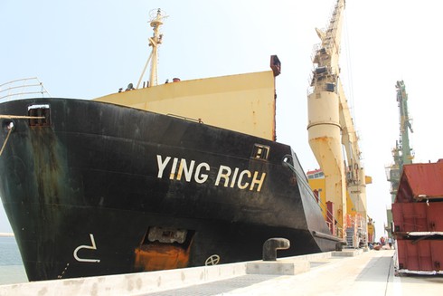 Cận cảnh lấy mẫu phân tích 168 tấn bột nhập khẩu của Formosa - ảnh 9