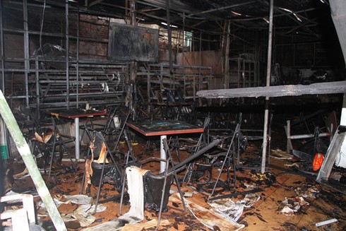 Cháy lớn ở 5 cửa hàng liền kề, thiệt hại nhiều tỷ đồng - ảnh 1