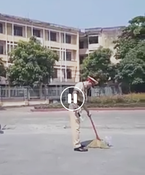 Video: Cộng đồng mạng khen ngợi chiến sỹ công an quét đinh giữa trời nắng nóng - ảnh 1