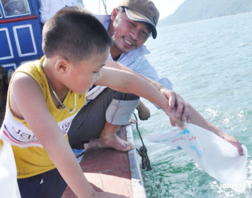 Hà Tĩnh: Thả 30 vạn con tôm xuống biển - ảnh 1