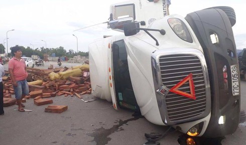 Hà Tĩnh: Xe chở gỗ trắc lật nhào, QL 1A tắc nhiều giờ - ảnh 1