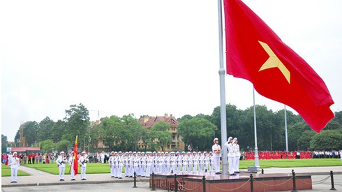 Nghi lễ Thượng cờ và Hạ cờ: Nghi lễ Thượng cờ và Hạ cờ là nghi lễ trang trọng và đặc biệt trong buổi sáng và chiều tại Quốc hội Việt Nam. Hãy xem hình ảnh của các đại biểu trong buổi lễ và cảm nhận được vẻ đẹp tuyệt vời của nghi lễ trang trọng này.