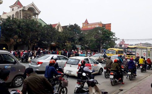 2 xe máy đâm nhau, 1 người tử vong dưới bánh xe khách - ảnh 1