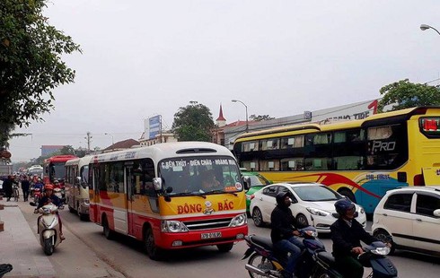 2 xe máy đâm nhau, 1 người tử vong dưới bánh xe khách - ảnh 2