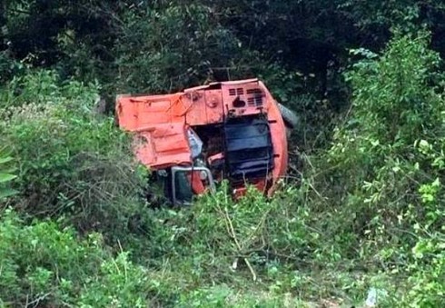 Nghệ An: Máy xúc lật nhào xuống vực, tài xế tử vong tại chỗ - ảnh 1