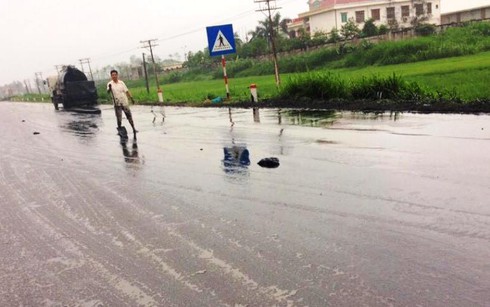 Nghệ An: QL 1A bị ách tắc vì xe bồn 'rải nhựa