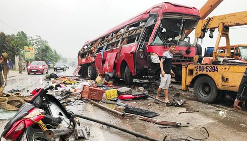 Bắt tạm giam tài xế xe khách, khởi tố vụ lật xe khiến 16 người thương vong - ảnh 1