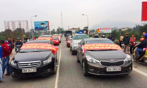 Ngày đầu miễn phí BOT Bến Thủy, nhiều chủ phương tiện vẫn chưa làm xong thủ tục - ảnh 4